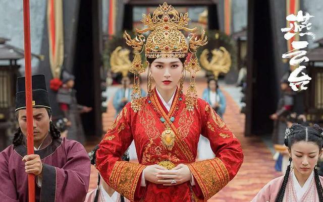 唐嫣产后首露面！一身黑衣玩变装笑容甜美哪像37，新剧颜值创新高