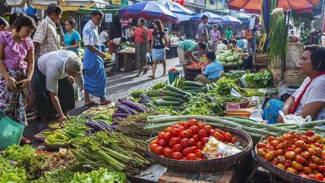 摆地摊大军来临，不出1年，3个隐性弊端将显现，