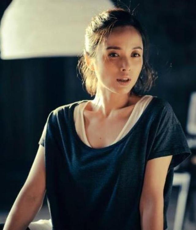 靳东心真大！陪妻子看比赛光顾与美女热聊似夫