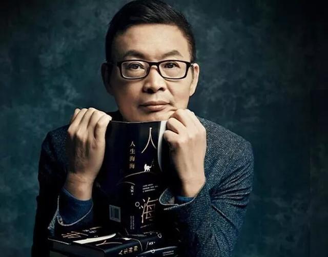 薇娅年轻时照片曝光，曾与成龙同台，却放弃娱乐圈，如今年入20亿