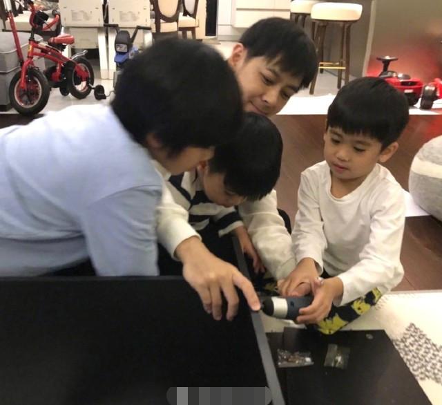 林志颖深夜陪娃玩足球，父子四人同款发型抢镜，kimi与爸爸分不清