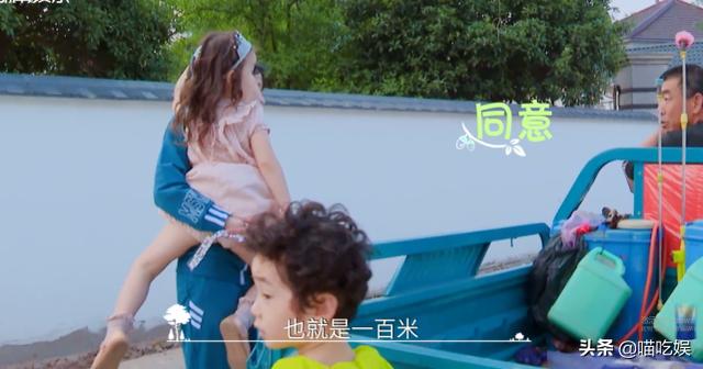 郑爽农村抱孩子坐三轮车，谁注意她把孩子放哪