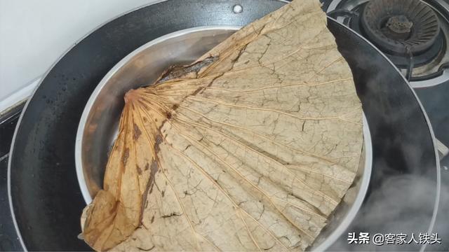 天热吃鱼别煎炸，加1片荷叶教你新鲜吃法，嫩滑味美没腥味，真香