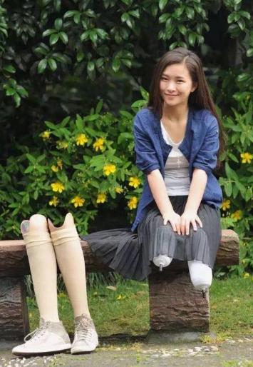 她在汶川地震中失去双腿，又遭丈夫出轨抛弃，如今现状如何？