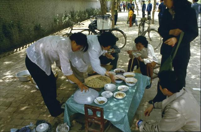 一名日本人拍摄的1985年中国人的日常生活，虽穷但内心充实满足