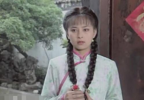 53岁何音近照，与黄志忠离婚9年，跟儿子相依为
