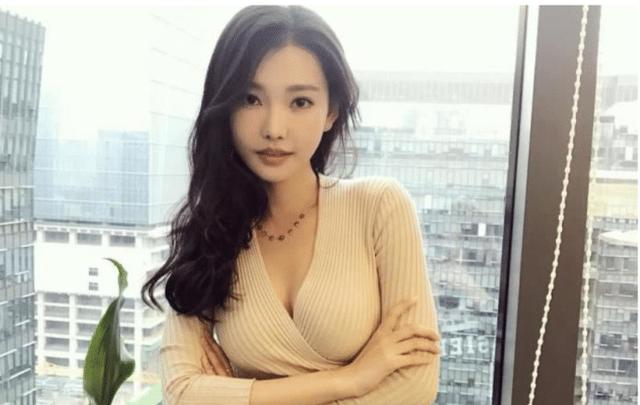 读大二就被大导演发掘，被观众们称作\"出道