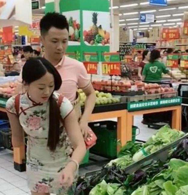 成都“连体情侣”，真情不抵现实，男子寻得新