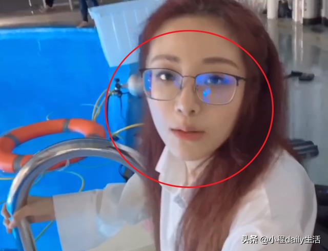 喻言实力宠粉，不怕被嘲勇敢的晒出泳池照，自