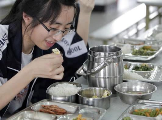 工厂伙食四素一汤，员工辞职说了3个字，第二天老板就召开大会