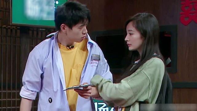 杨幂拍摄现场心情沮丧，神色凝重看手机对助理