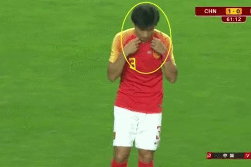 『一道』俄足球员射门时被一道闪电劈中 论不要在比赛中佩戴金属饰品的重要性