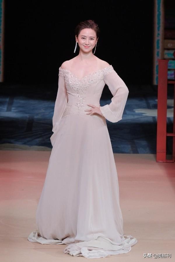 52岁翁虹近照曝光，穿运动内衣运动裤健身，状态好得太不真实了