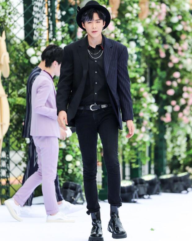 久违的红毯太糟心！周深没抹匀粉底，王源眼神涣散状态不佳