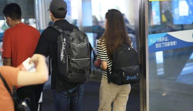 亮相|黄轩带女友亮相机场 两人都是一样的朴素和低调风格很搭