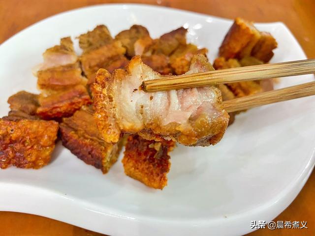 在家如何做广式脆皮烧肉？这3点是关键，皮脆肉嫩，香浓又美味