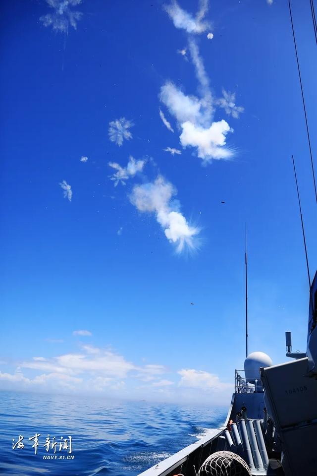 东海，舰艇编队破浪出击
