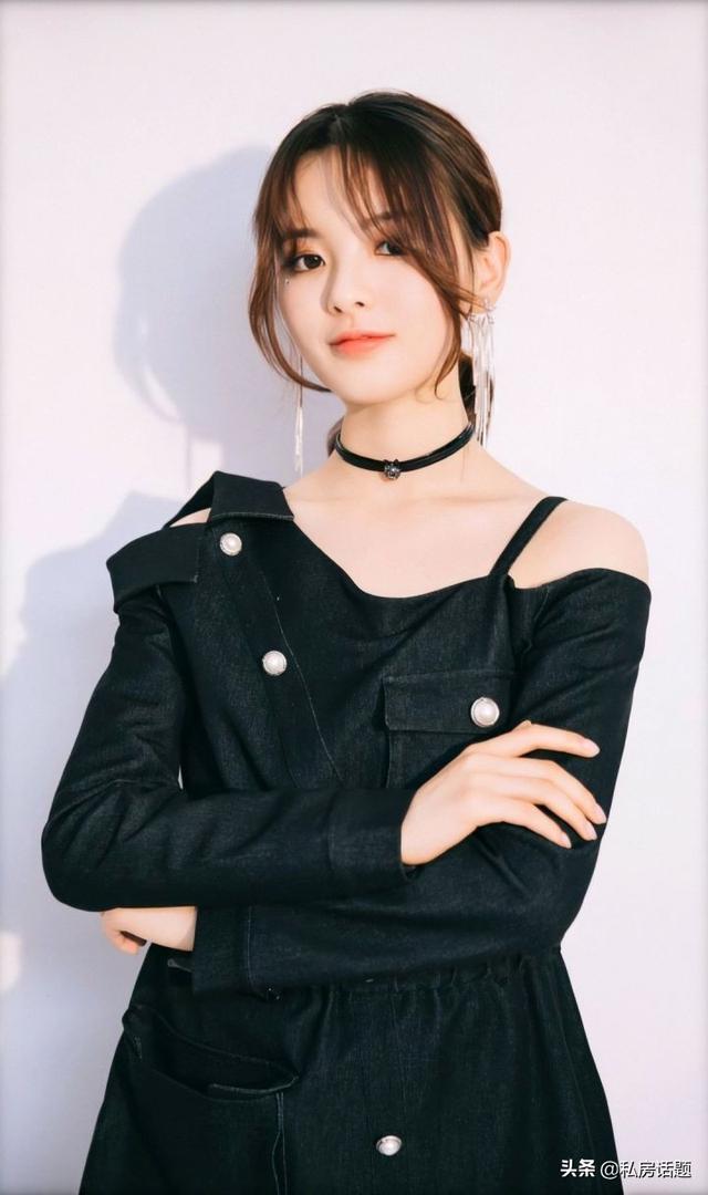 杨超越和鞠婧祎，一个初恋脸，一个高冷脸，你喜欢哪一个