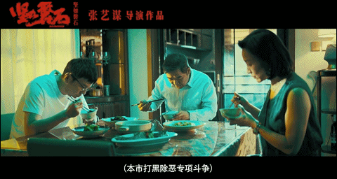 转型拍新片，张艺谋这次的手笔又黑又硬