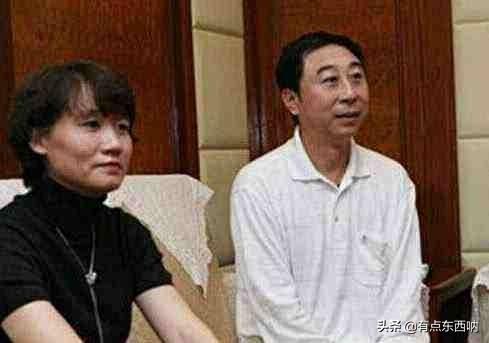 2004年，冯巩因“混乱私生活”被敲诈50万，幕后黑手后来怎样了？