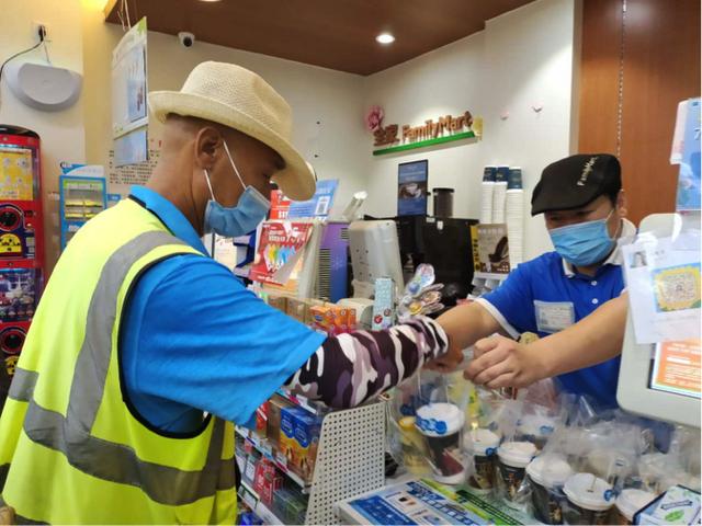 全家FamilyMart“爱心接力站”：连续三年开展关爱环卫工人行动