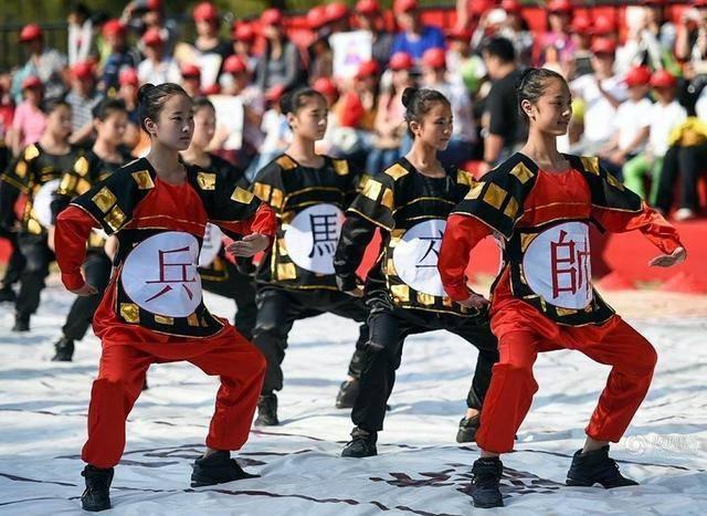 古代的贪官和有钱人竟然把美女当痰盂和棋子，用黄金做马桶