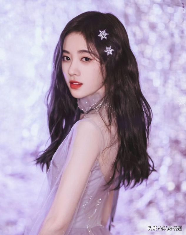 杨超越和鞠婧祎，一个初恋脸，一个高冷脸，你喜欢哪一个