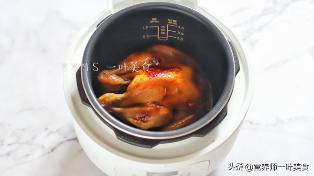 自制烤鸡，不用烤箱不开火，不加一滴水，鲜嫩多汁，家家都能做