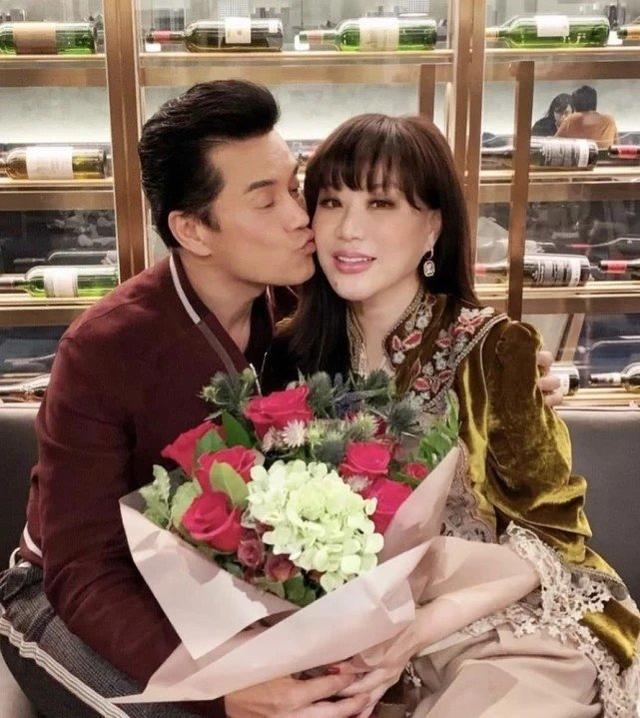 刘嘉玲豪宅中宴请吕良伟太太，被称为是贵妇太