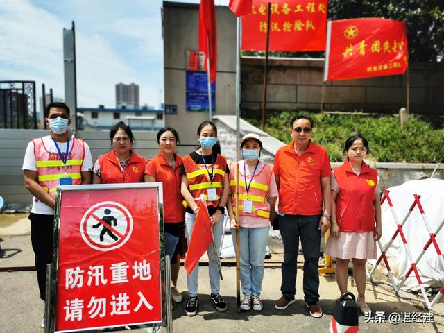 武汉好人圈志愿服务协会慰问「武汉抗洪勇士」，沿江堤闸口送温暖