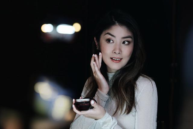 46岁陈慧琳近照曝光，与助理一同现身超市，打扮