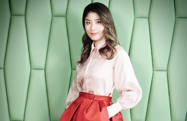 46岁陈慧琳近照曝光，与助理一同现身超市，打扮