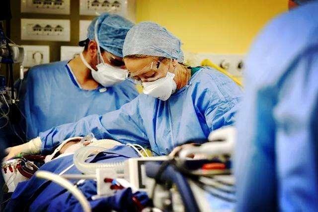 美疫情死亡突破8萬，作為唯一超級大國，為何拯救不了民眾生命？