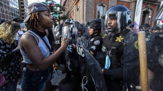 大批美国白人武装备战，准备随时“起义”：只要特朗普败选就动手