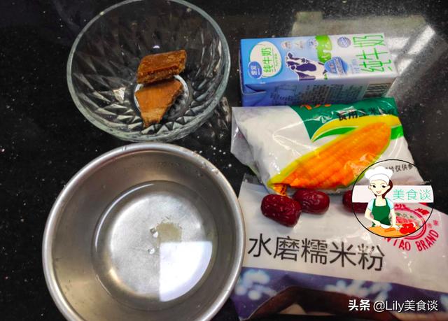 入伏后，家人最爱吃这道蒸糕，香甜软糯，每天吃一小块，能量满满