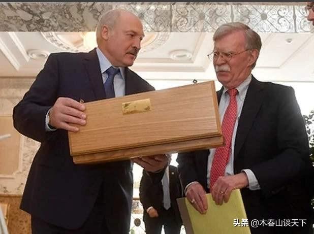 这个小国总统干了25年 比普京还牛 西方对他还挺