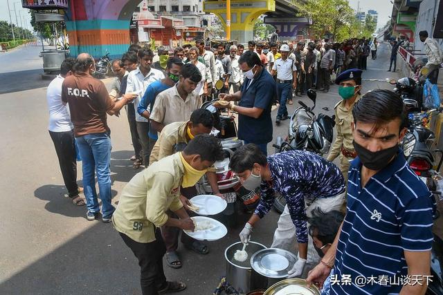 印度老百姓排队领免费口粮！莫迪能处理好疫情吗