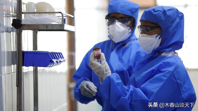 印度老百姓排队领免费口粮！莫迪能处理好疫情吗