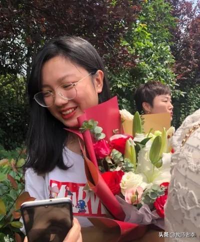 整天笑话“满地都是大学生”，“上个大学有什么用”，而自己家里没有一个大学生的人是什么心态？