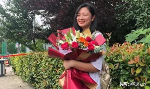 整天笑话“满地都是大学生”，“上个大学有什么用”，而自己家里没有一个大学生的人是什么心态？