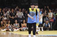 Athletic teenager! Deng Lun wears sportswear high-spirited and vigorous, field dribble glamour 4 sho