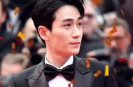 Zhu Yilong appears first knock gently accept, excited garment tastes the mood very composed however,