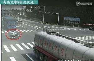 The most arrogant miserable intense traffic accident uses a figure, the belle rides electric car and