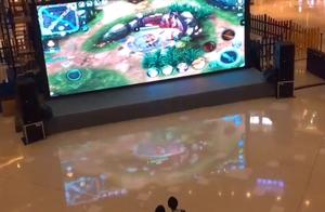 The staff member is hit with the huge screen in bazaar king person honorable, passerby is surrounded