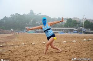 Qingdao bathhouse of the first seawater, the aunt basks in a head to wear to prevent 