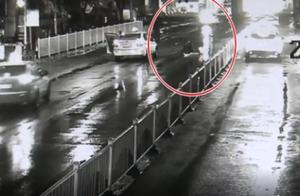 Car run down a pair of men and womens! After the policeman is investigated, discover this traffic ac