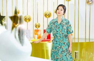 Song Hui tall attends an activity, skirt of dance 