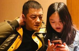 12 years old of daughters take Li Yapeng show nearly, li Yan long hair flutters play piano, this man