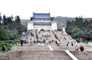 Nanjing Zhongshan hill: The mausolem of Mr Sun Zho