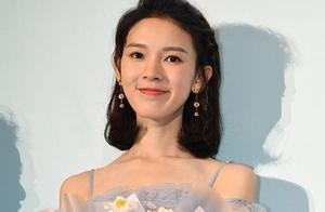 Chen Yao wears sky-blue gauze elegant leg holds sm